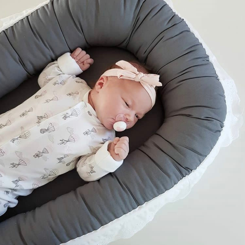 Signy Babynest | Mørkegrått og hvitt babynest