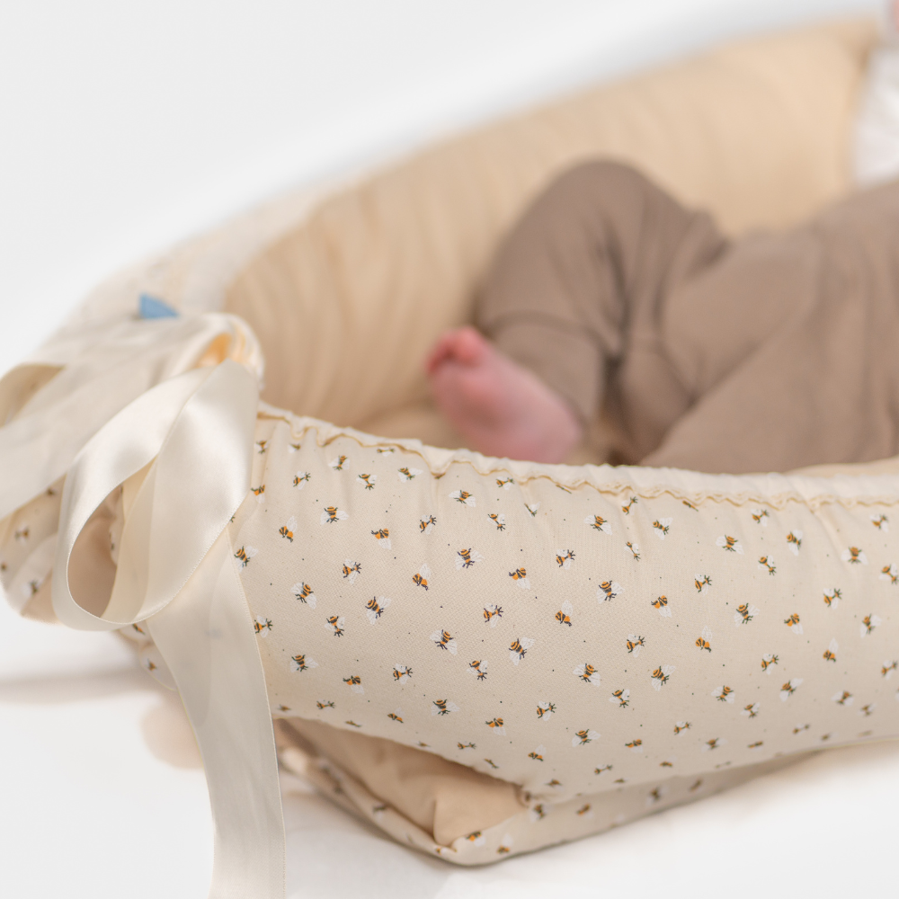 Biemin Babynest | Biemotiv og sandfarget babynest