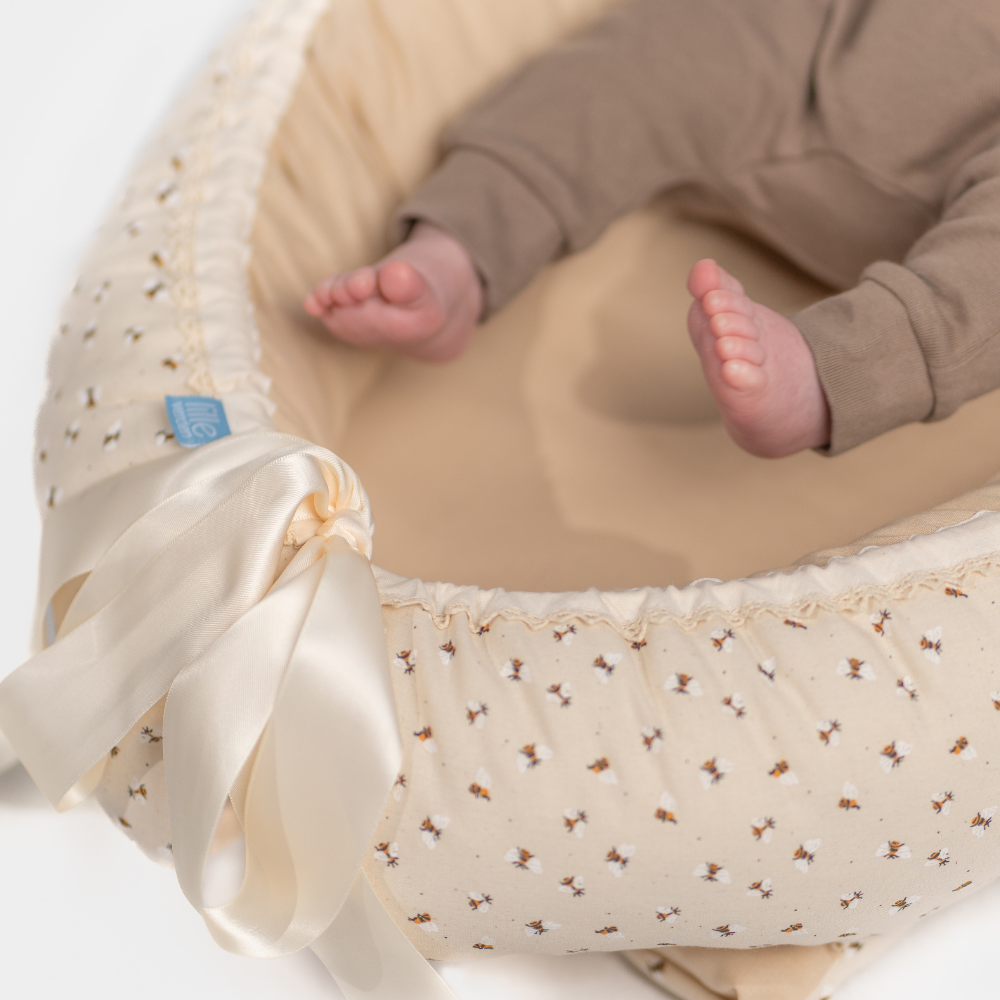 Biemin Babynest | Biemotiv og sandfarget babynest