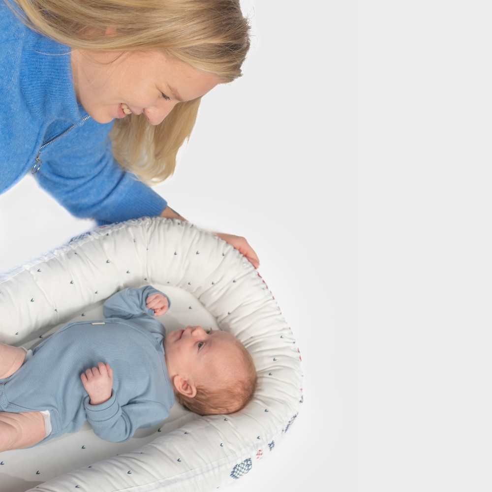 Myndin Babynest | Marius-mønster i hvitt, blått og rødt (Limited Edition*)